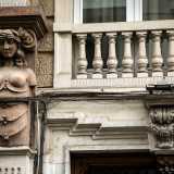 Il portone � ad esempio �scortato� ai lati da due figure umane: una femminile a sinistra...